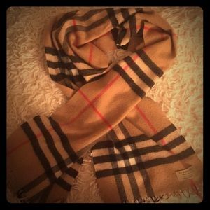 Burberry Scarf • 100% cashmere • like new